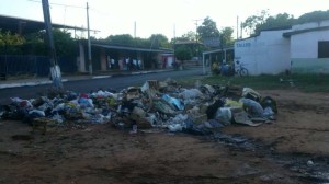 El basural "adorna" la calle 22 de Julio recientemente asfaltada y muy promocionada por la administración de Albino Ferrer