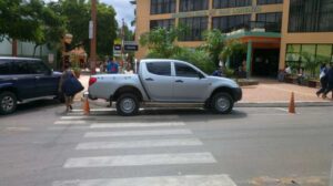 La camioneta que maneja el edil Alcibiades Quiñones, esta totalmente encima de la franja peatonal