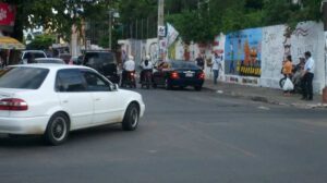 Elocuente imagen donde dos inspectores de tránsito de la Municipalidad de San Lorenzo se ponden en doble fila para conversar por cinco minutos aproximadamente