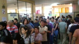 Mucha gente en ventanillas para renovación de habilitación y carnet de conductor