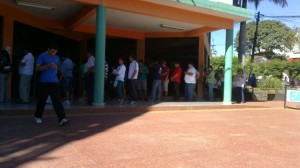 La fila de gente llegaba afuera del edificio municipal