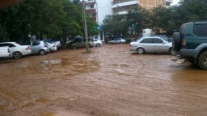 Asi se muestra el estacionamiento durante y luego de las lluvias