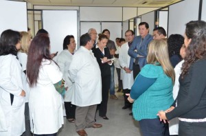 Imagen del momento de la inauguración del Laboratorio de Análisis Clínicos y Bacteriológicos del Hospital de Clínicas