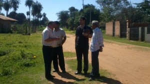 En la imagen el concejal Pastor Benitez junto a dos funcionarios municipales explicando a un poblador acerca del alcance de la resolución sobre la laguna.