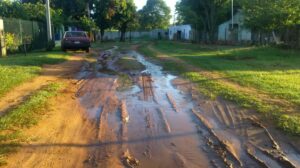 La dejadez de los de la empresa Petereby hace que se pierdan miles de litros de agua por la falta de reparación inmediata de los caños.