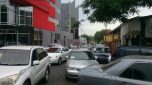 La calle España es una de las mas transitadas del centro y los estacionamientos de doble fila entorpecen aun mas el ajetreado transito de vehículos.