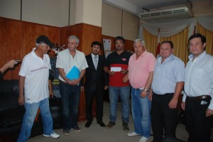 Momento de entrega de aporte a la empresa Chavez Construcción