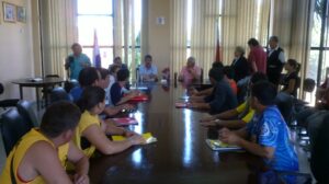 15 vendedores informales representaron a sus compañeros. Los demás unos 150 esperaron en la antesala de la Junta Municipal