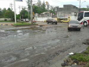 Peligro permanente debido a los baches y la pista mojada de la esquina de avda Del Agrónomo y Avelino Martinez. (Imagen Cristhian Gonzalez)