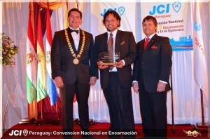 Imagen : de izq. A Der. Presidente Nacional JCI Paraguay Jorge Romero ,Presidente Electo para la Gestion 2014 Marcial Barreto Espinola, Presidente 2015 de la JCI Paraguay Cristian Ramírez.