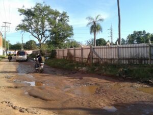 Ser salpicado por agua sucia es la constante debido al estado que se encuentra dicha arteria. 