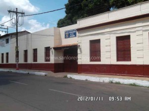 El edificio de la primera escuela de la ciudad podría ser interesante visitar en un eventual recorrido por el casco histórico según Luis Verón