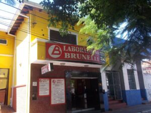 El Laboratorio Brunelli, empezó el 16 de diciembre de 1983 con instrumentos alquilados, hoy día cuenta con cuatro sucursales y a punto de habilitar el quinto.