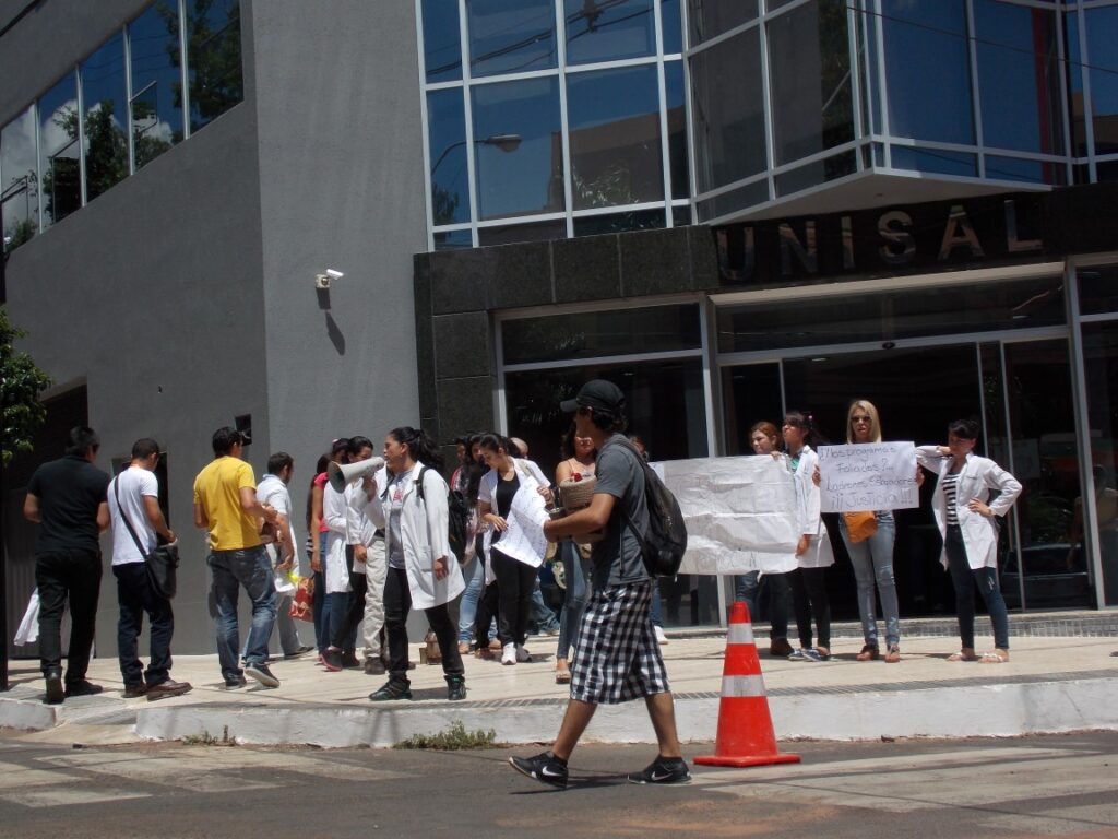 Los jóvenes estudiantes reclaman sus documentos que prueban haber pasado materias para poder inscribirse en otras universidades