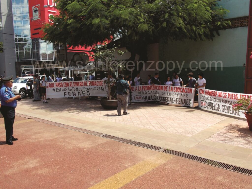 Los integrantes de la FENAES estuvieron desde el medio día hasta las 13:00 hs aproximadamente frente al edificio municipal