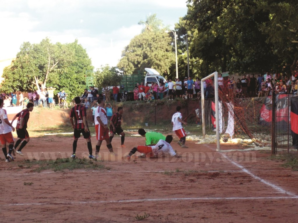 La pelota va cruzando el arco del 13 de Junio para convertirse en el empate transitorio