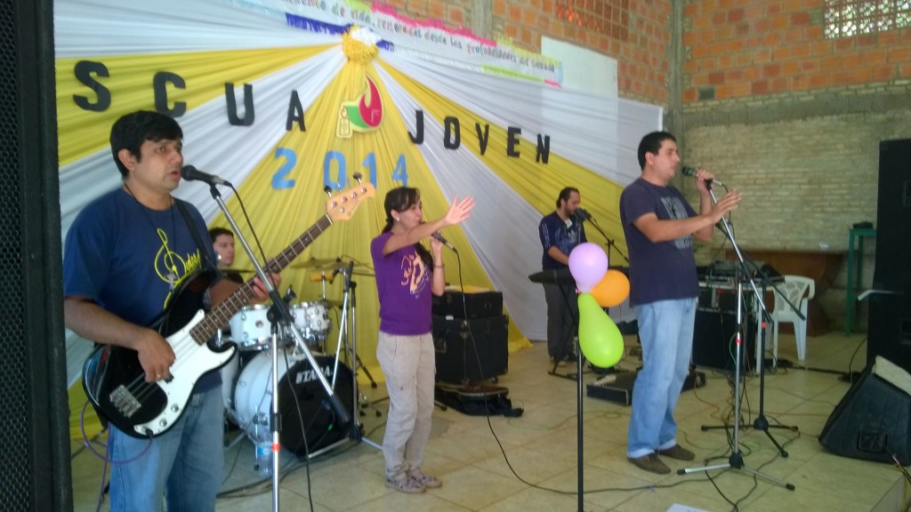 Parte del grupo en acción en Pascua Joven 2014