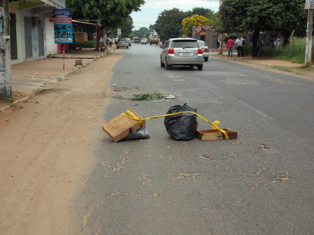 Los vecinos a parte de tapar el bache con concreto tuvieron que señalizar hasta que se seque el material