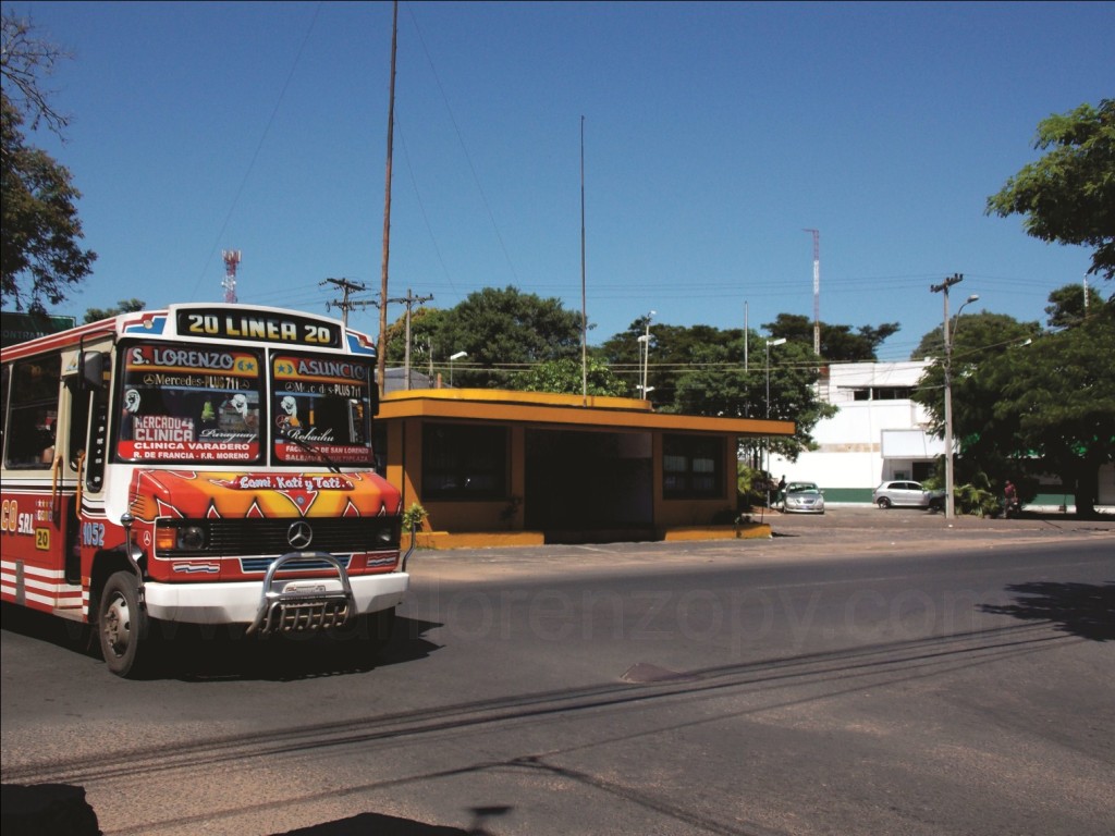 Según los ediles, la caseta obstruye la visual a los  distintosconductores de vehiculos.