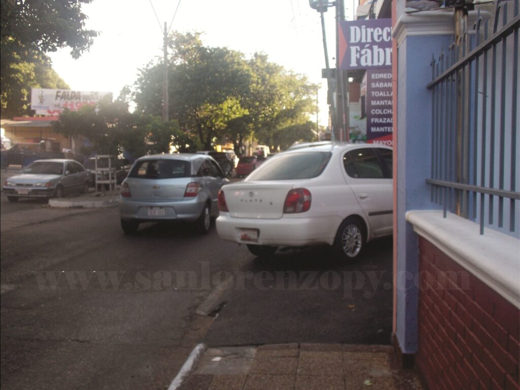 La vereda estaba totalmente ocupada por el vehículo de la imagen. Fue el sábado por la mañana.