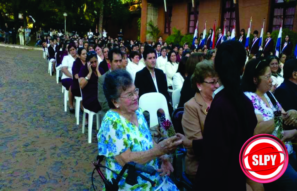 En la imagen doña Tomaza Ferreira de Meza recibiendo obsequio durante festejo del aniversario del CRESR el año pasad