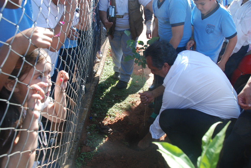 El agrónomo Hermes Baeza muestra a los alumnos sobre como hacer el plantado de lapachos