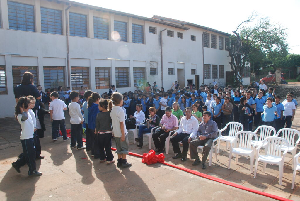 Momento donde los escolares hicieron muestra de su conocimiento acerca del "Medio Ambiente" ante las autoridades municipales presentes.