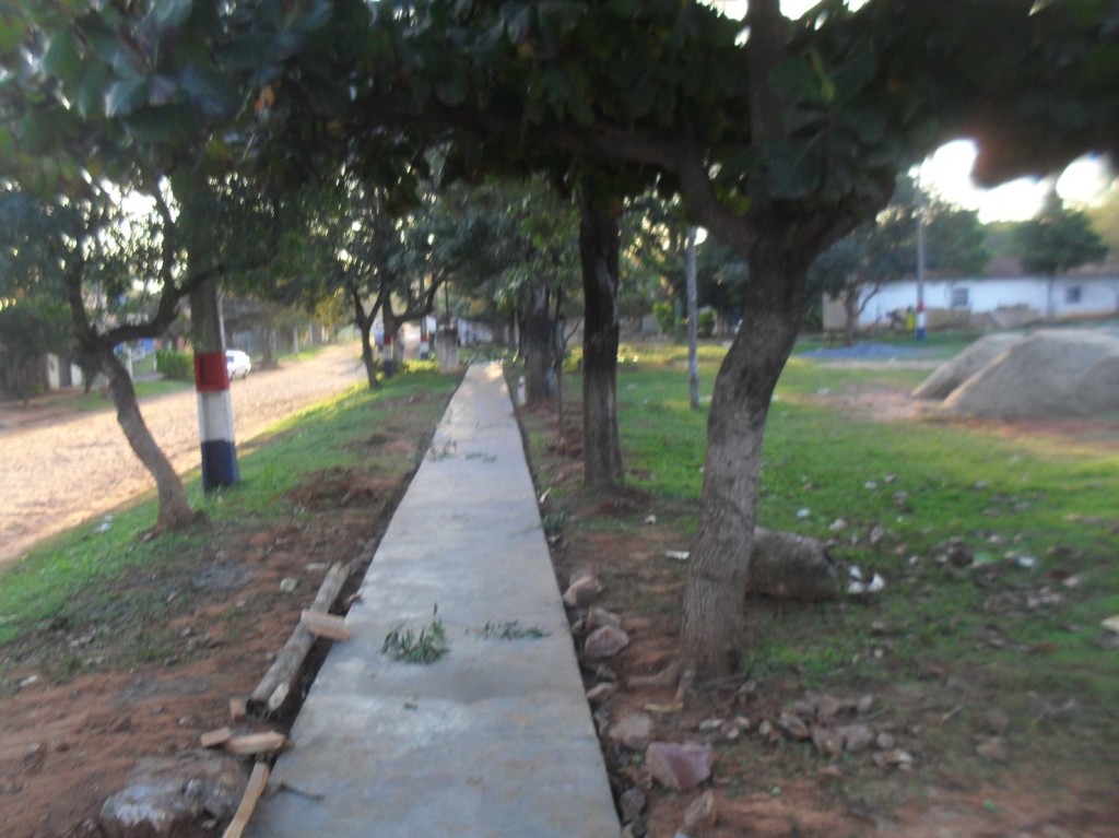 Aspecto de los trabajos de la ciclovía que esta siendo construida alrededor de la plaza