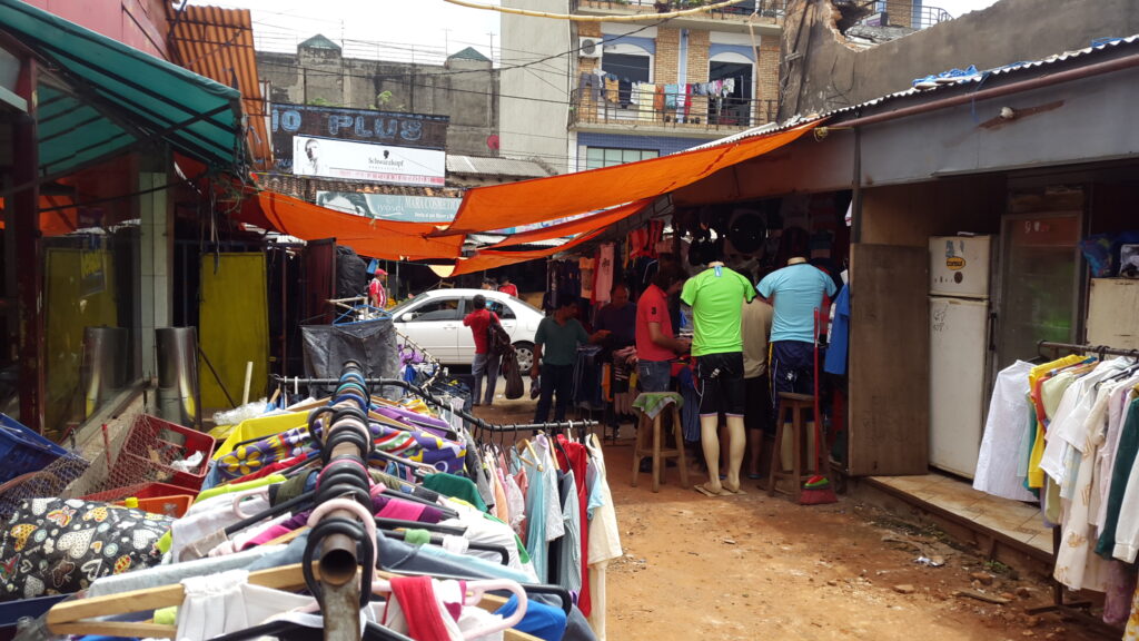 Los puestos de trabajo están ubicados dentro de un predio y no sobre calle ni vereda